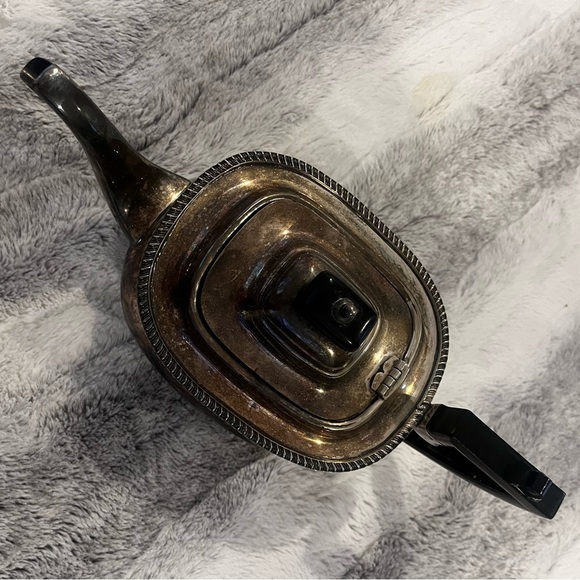 CHELTENHAM & CO ENGLISH TEAPOT
 Plated teapot made in Sheffield England - Picture 2 of 6